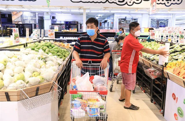 Người dân khẩn trương đi siêu thị, đi chợ để tích trữ nhu yếu phẩm cần thiết, sẵn sàng đóng cửa ở nhà trước đại dịch