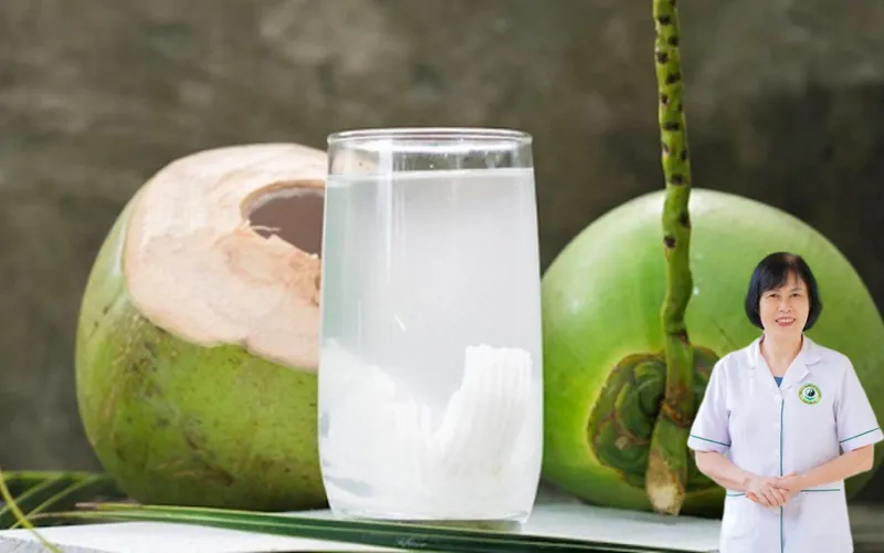Uống nước dừa nhiều c&oacute; bị v&ocirc; sinh kh&ocirc;ng
